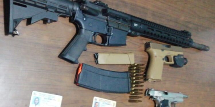 PN apresa hombre, le ocupa fusil pistola y 2,187 dólares en efectivo