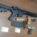 PN apresa hombre, le ocupa fusil pistola y 2,187 dólares en efectivo