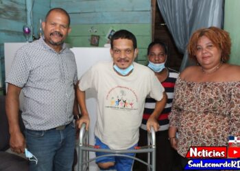 Felipe Félix (Kuki) dona prótesis a dirigente comunitario en Mano guayabo