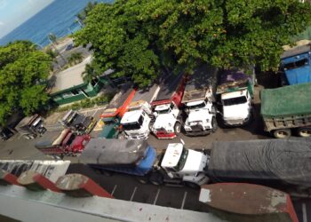 Camioneros protestan frente al SENPA por retención varias unidades extraían materiales de ríos