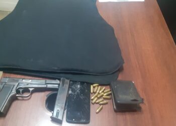 Apresan hombre en allanamiento, le ocupan pistola ilegal y chaleco antibalas