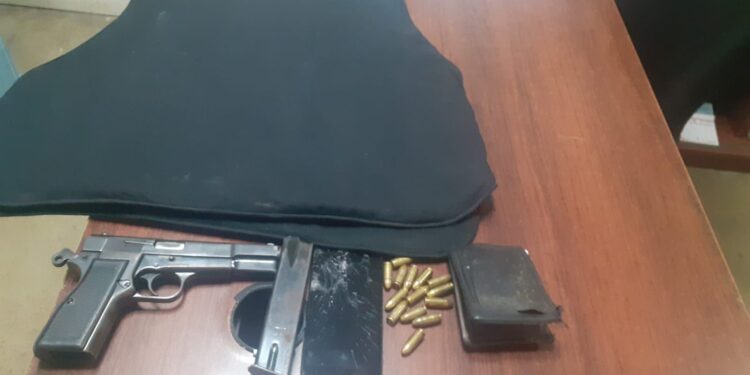 Apresan hombre en allanamiento, le ocupan pistola ilegal y chaleco antibalas
