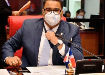 Senador Franklin Rodríguez solicita reducción de impuestos a boletos áreos