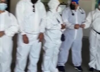 Se encadenan médicos en Hospital Marcelino Vélez de Herrera exigiendo reajuste salarial prometido