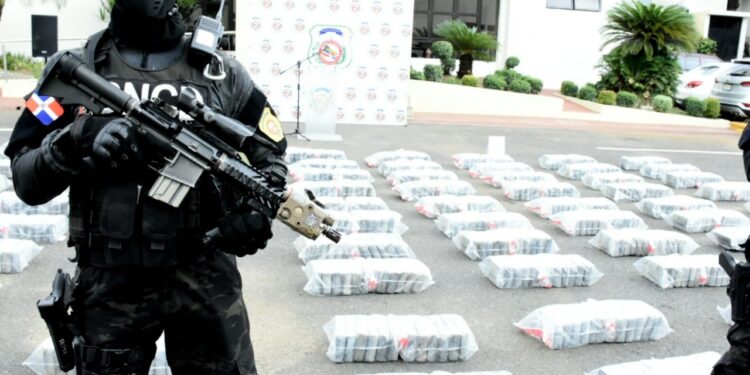 Apresan tres y ocupan 900 paquetes cocaína próximo a costa Boca Chica