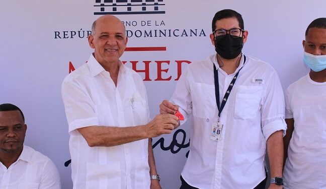 Entregan Centro Tecnológico Comunitario en Bayaguana