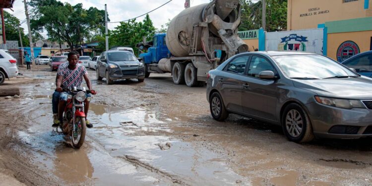Denuncian pérdida de tiempo y dinero por calle en mal estado kilómetro 14 Autopista Duarte