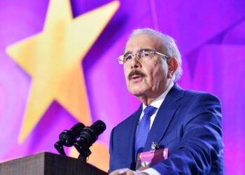 Danilo Medina afirma: “El PLD no estaba muerto, estaba de parranda” tras juramentar nuevos miembros en San Cristóbal