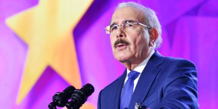 Danilo Medina afirma: “El PLD no estaba muerto, estaba de parranda” tras juramentar nuevos miembros en San Cristóbal