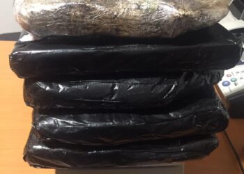 Ocupan en el AILA cinco paquetes presumiblemente cocaína  