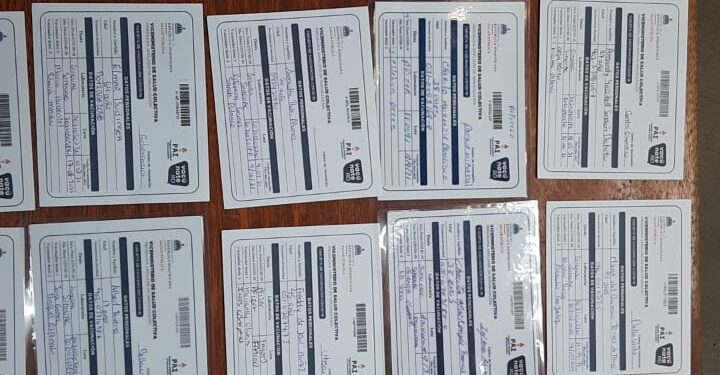 Detienen una mujer y le ocupan 26 tarjetas de vacunación falsificadas
