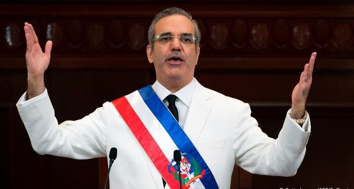 Presidente Abinader llama a respetar la Constitución en 177 aniversario de la carta magna