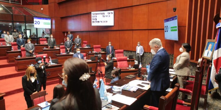 Pleno del Senado rinde dos minutos de silencio en memoria a su expresidente Reinaldo Pared Pérez