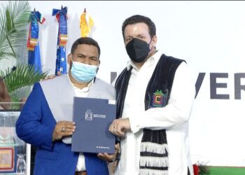 Reportero gráfico José Rodríguez se gradúa de relaciones internacionales en Unicaribe