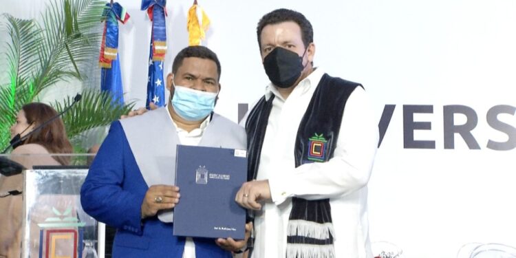 Reportero gráfico José Rodríguez se gradúa de relaciones internacionales en Unicaribe