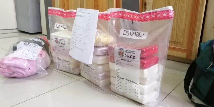Apresan a dos personas y les incautan  18 paquetes presumiblemente cocaína en  SDE