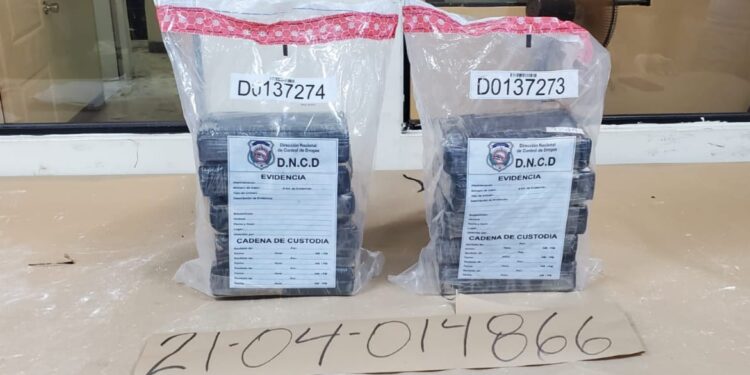 Apresan colombiano con diez paquetes de cocaína en Barahona