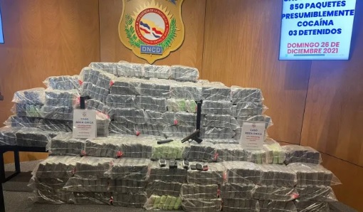 Incautan 850 paquetes presumiblemente cocaína en Boca Chica, Apresan a tres e