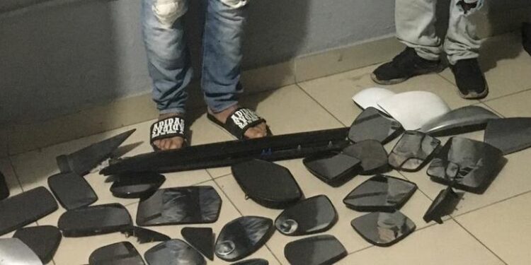 Patrulla preventiva apresa dos hombres a los que ocupa 22 espejos retrovisores robados
