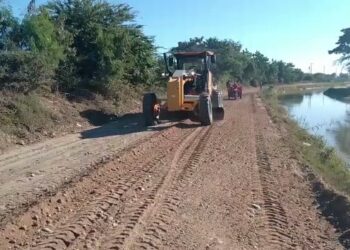 IAD inicia operativo de reparación de caminos interparcelarios en Montecristi