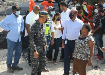 Deligne Ascención supervisa trabajos de asfaltado y bacheo en sectores de Santo Domingo Norte  