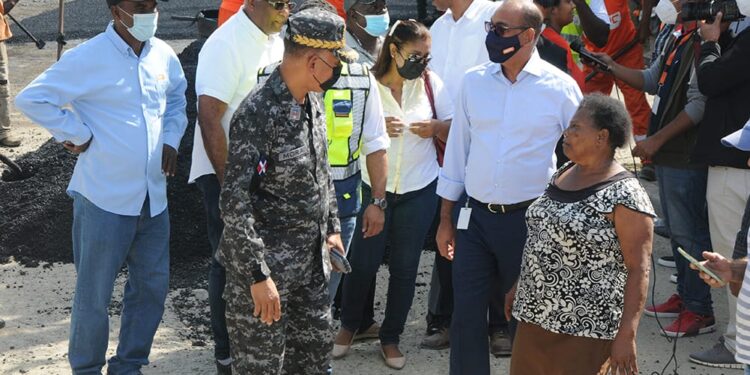 Deligne Ascención supervisa trabajos de asfaltado y bacheo en sectores de Santo Domingo Norte