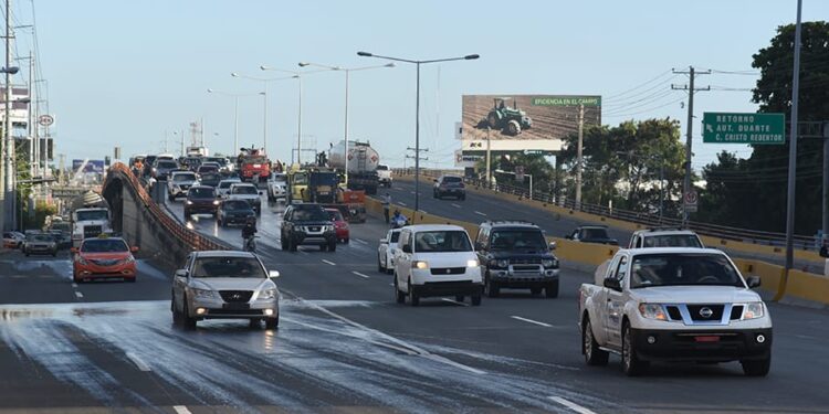 Obras Públicas soluciona socavón elevado Autopista Duarte y deja abierto el tránsito