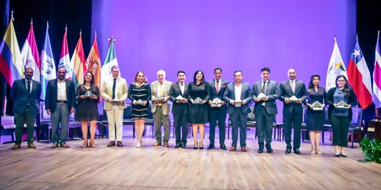 Alcaldia de Salcedo recibe premio Latinoamericano al buen Gobierno municipal