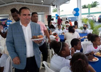 Fundación Alimentando un niño realiza cena navideña con más de 400 infantes  de Los Guaricanos