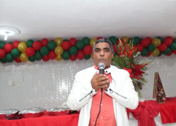 Regidor Vinicio Aquino festeja la Navidad junto a miembros de la prensa