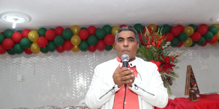 Regidor Vinicio Aquino festeja la Navidad junto a miembros de la prensa