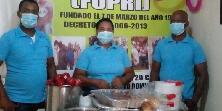 Fundación Primitiva lleva cena navideña a familias vulnerables de Los Alcarrizos