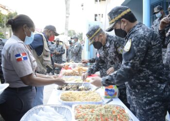 Mayor general Alberto Then degusta cena de Nochebuena junto a policías durante recorrido de supervisión preventiva