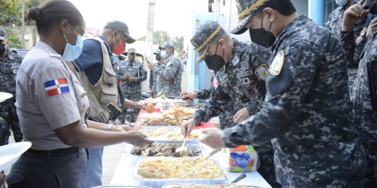 Mayor general Alberto Then degusta cena de Nochebuena junto a policías durante recorrido de supervisión preventiva