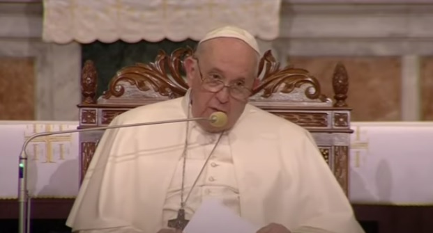 El papa condena “esclavitud” y “tortura” en campos de migrantes