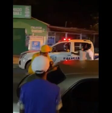 Roban unidad de la Policía Nacional y atropellan todo lo que encuentran a su paso