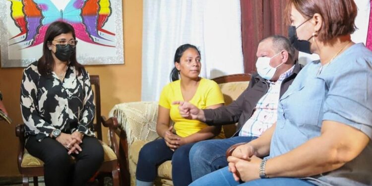 Alcalde Carlos Guzmán dispone ayuda y seguimiento a madre abusada en Cachimán, Villa Mella