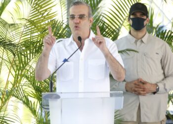 Presidente Abinader entrega 1,093 títulos de propiedad en Hato Mayor