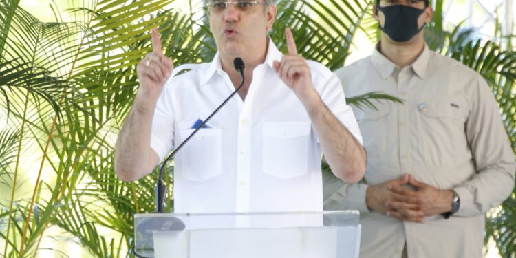 Presidente Abinader entrega 1,093 títulos de propiedad en Hato Mayor