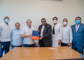 Ministro José Ignacio Paliza entrega fondos a instituciones sin fines de lucro en Higüey