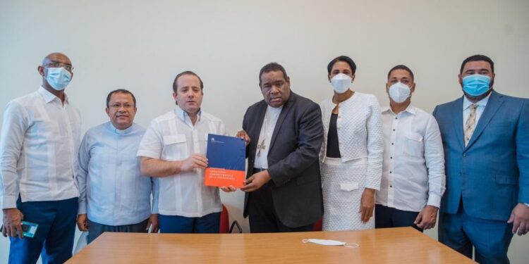 Ministro José Ignacio Paliza entrega fondos a instituciones sin fines de lucro en Higüey