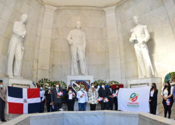 Comedores Económicos deposita Ofrenda Floral en ocasión al 209 aniversario natalicio de Duarte