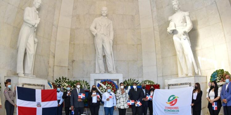 Comedores Económicos deposita Ofrenda Floral en ocasión al 209 aniversario natalicio de Duarte
