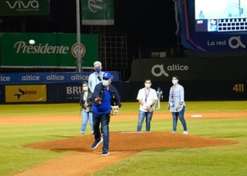 Director de la OMSA lanza primera bola del juego entre Tigres del Licey y Gigantes del Cibao