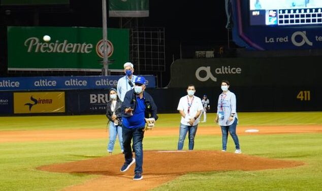 Director de la OMSA lanza primera bola del juego entre Tigres del Licey y Gigantes del Cibao