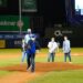 Director de la OMSA lanza primera bola del juego entre Tigres del Licey y Gigantes del Cibao