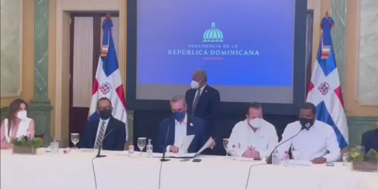Presidente Abinader está reunido con partidos políticos abordan tema haitiano