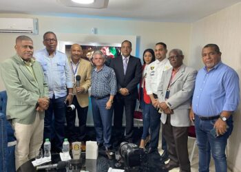 Presidente Grupo Triple J. Medios Junior González reconoce gestión de administrador Comedores Económicos Edgar Feliz