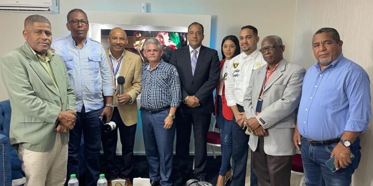 Presidente Grupo Triple J. Medios Junior González reconoce gestión de administrador Comedores Económicos Edgar Feliz