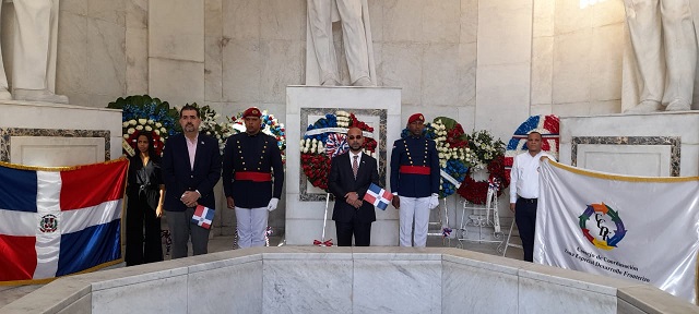 El CCDF deposita ofrenda floral en conmemoración del 21 aniversario de la ley de Desarrollo Fronterizo y por el mes de la patria